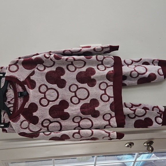 Disney Women's Maroon/Cream 2pc Pajama Set Crewneck Sweater & Sweatpants Sz.Med. - Picture 1 of 6